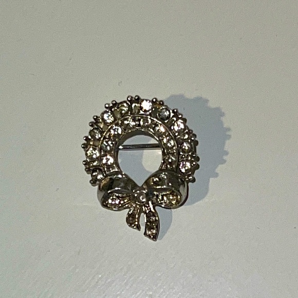 Beautiful CZ Silver Tone Wreath with Bow Brooch - Picture 2 of 8